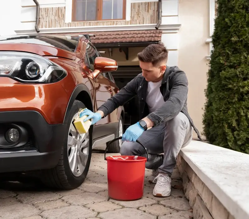 Lavage auto à domicile La Chapelle-Bâton : professionnel intervenant sur un véhicule